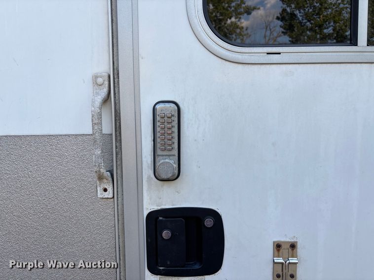 image for item ET4553 2000 Sooner Trailer horse trailer