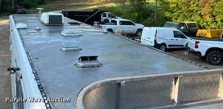 image for item ET4553 2000 Sooner Trailer horse trailer