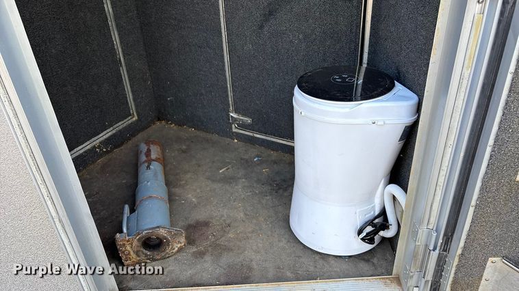 image for item ET4553 2000 Sooner Trailer horse trailer