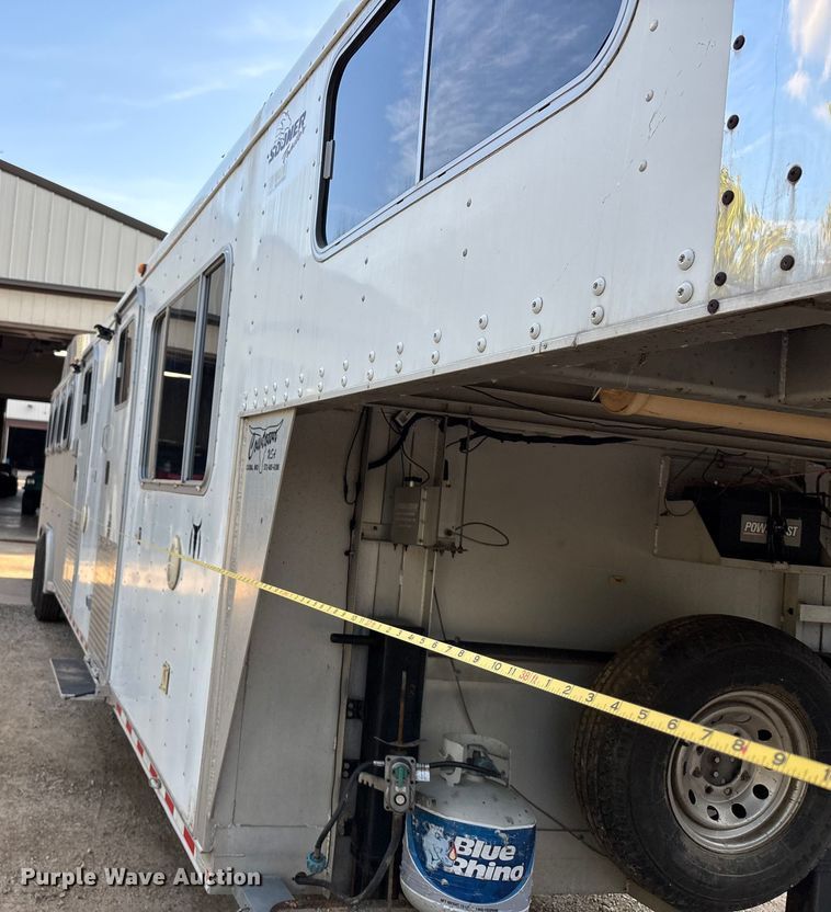 image for item ET4553 2000 Sooner Trailer horse trailer