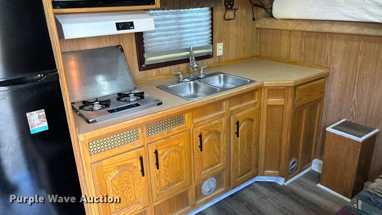 image for item ET4553 2000 Sooner Trailer horse trailer