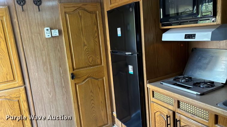 image for item ET4553 2000 Sooner Trailer horse trailer