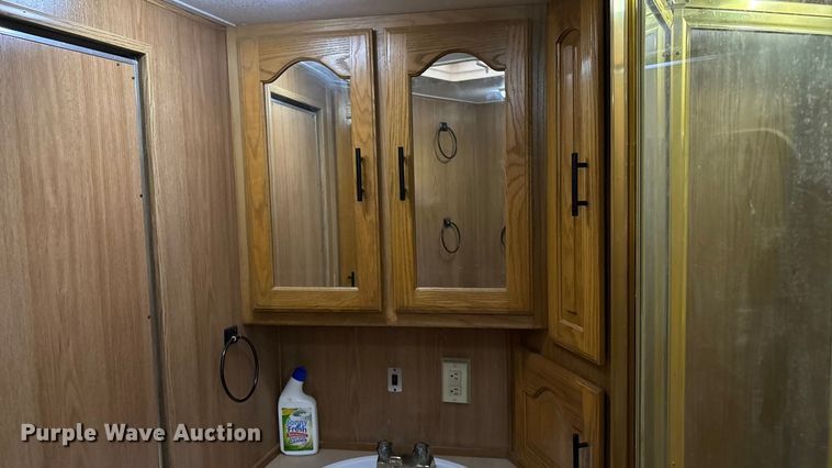 image for item ET4553 2000 Sooner Trailer horse trailer