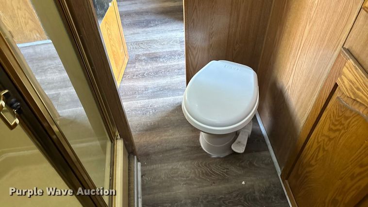 image for item ET4553 2000 Sooner Trailer horse trailer