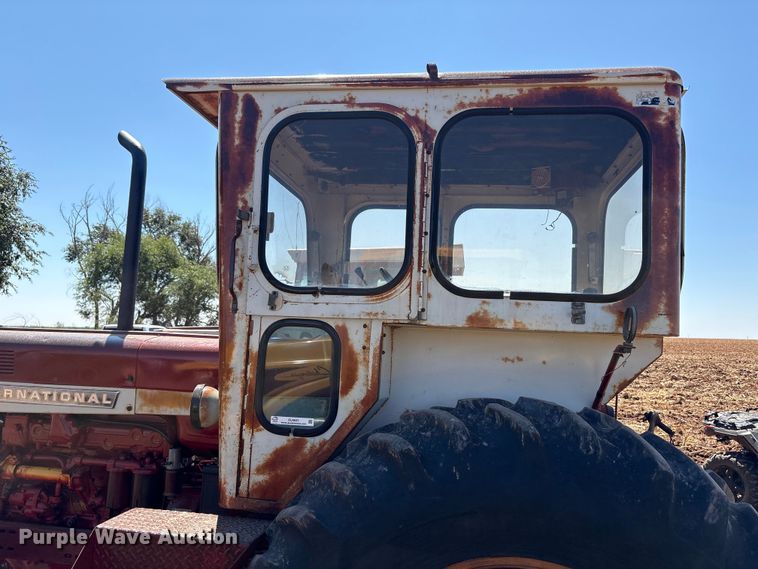 image for item EU4621 1969 International Harvester F856D tractor