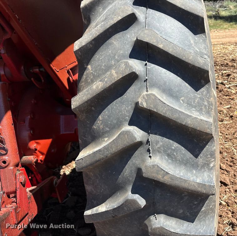 image for item EU4622 1975 International Harvester F1066 tractor