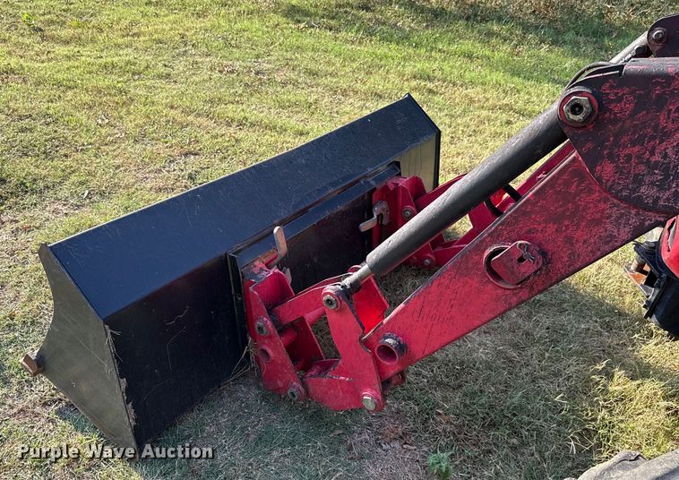 image for item GH9339 2011 Mahindra 8560 MFWD tractor