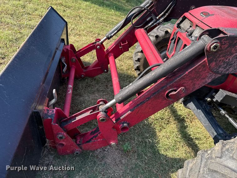 image for item GH9339 2011 Mahindra 8560 MFWD tractor