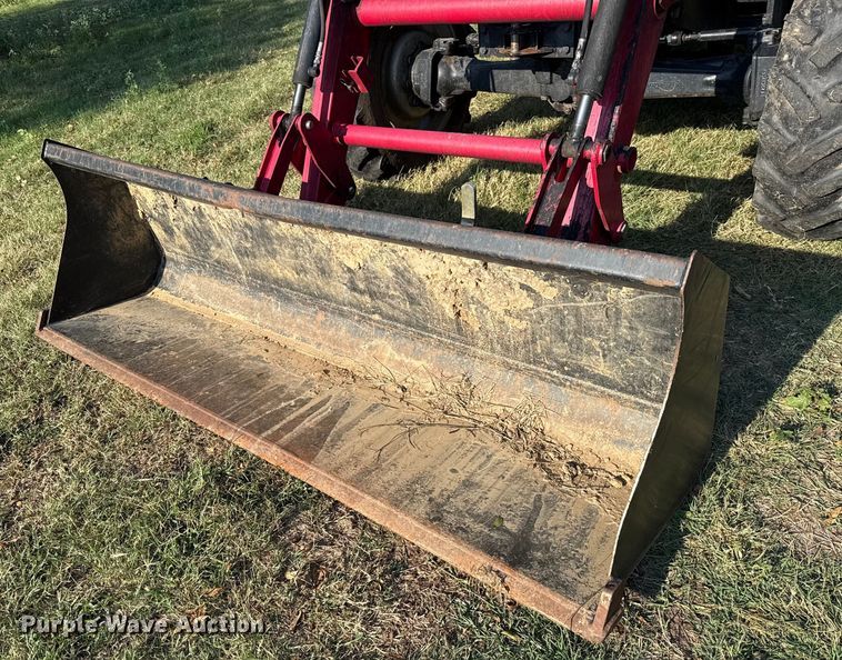 image for item GH9339 2011 Mahindra 8560 MFWD tractor