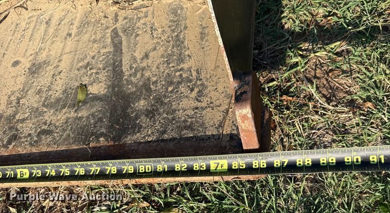 image for item GH9339 2011 Mahindra 8560 MFWD tractor