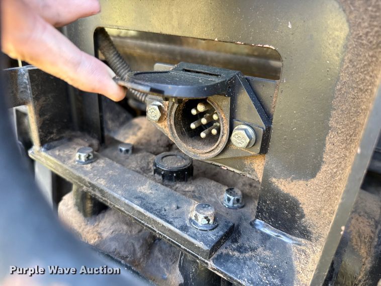 image for item GH9339 2011 Mahindra 8560 MFWD tractor