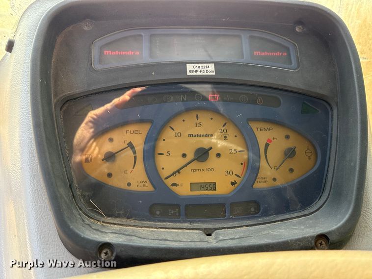 image for item GH9339 2011 Mahindra 8560 MFWD tractor