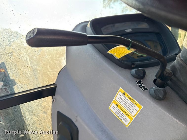 image for item GH9339 2011 Mahindra 8560 MFWD tractor