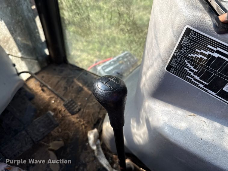 image for item GH9339 2011 Mahindra 8560 MFWD tractor