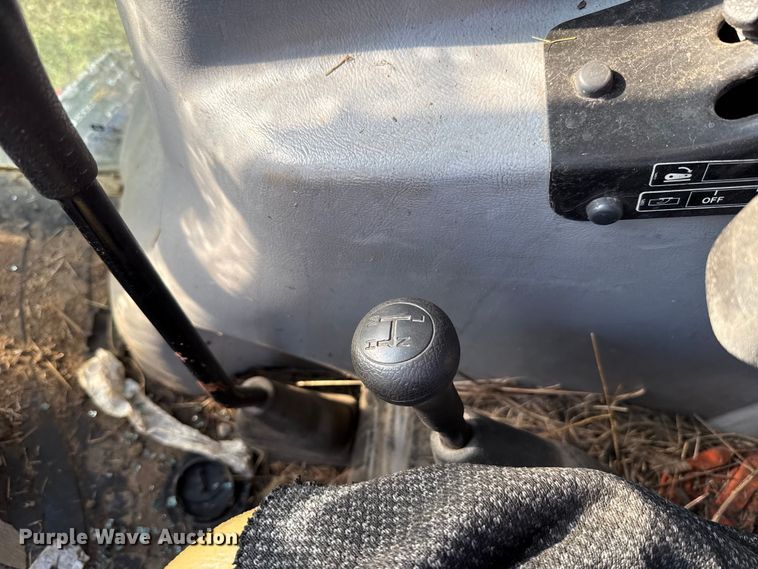 image for item GH9339 2011 Mahindra 8560 MFWD tractor