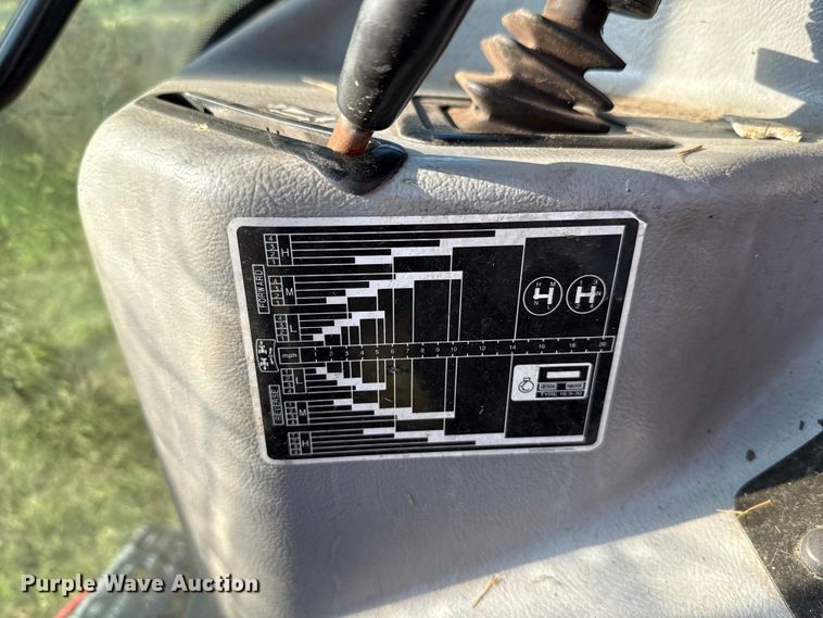 image for item GH9339 2011 Mahindra 8560 MFWD tractor