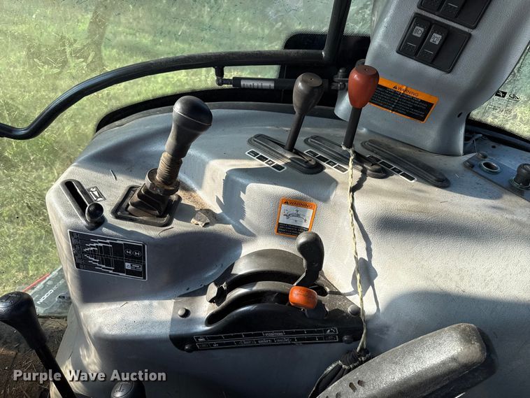 image for item GH9339 2011 Mahindra 8560 MFWD tractor