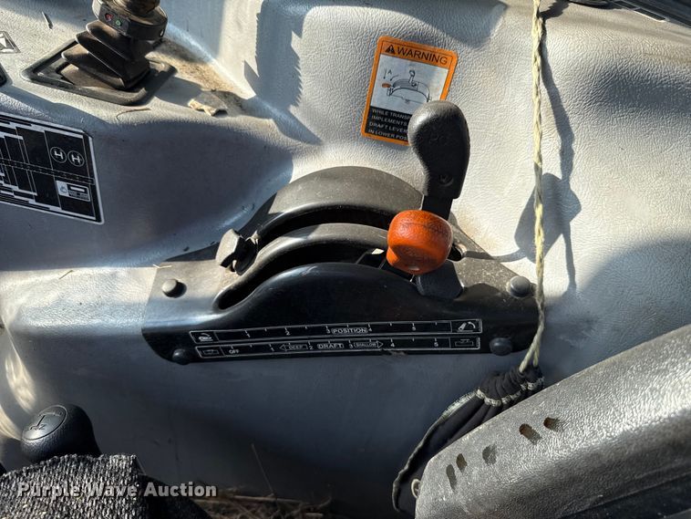 image for item GH9339 2011 Mahindra 8560 MFWD tractor