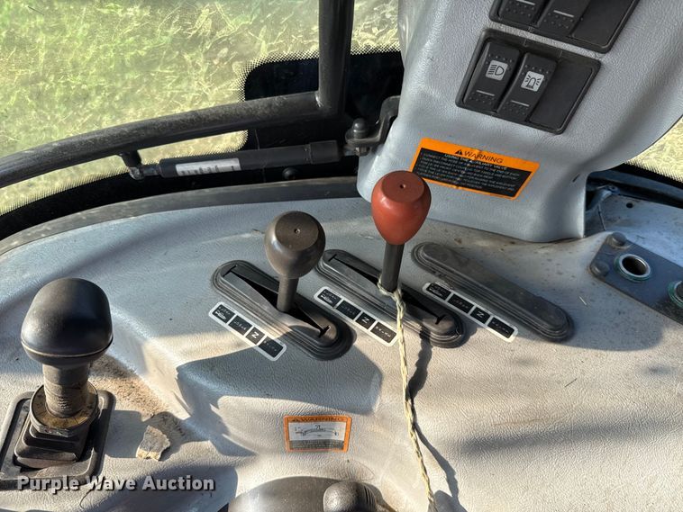 image for item GH9339 2011 Mahindra 8560 MFWD tractor