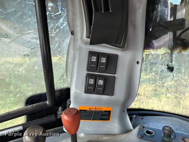 image for item GH9339 2011 Mahindra 8560 MFWD tractor