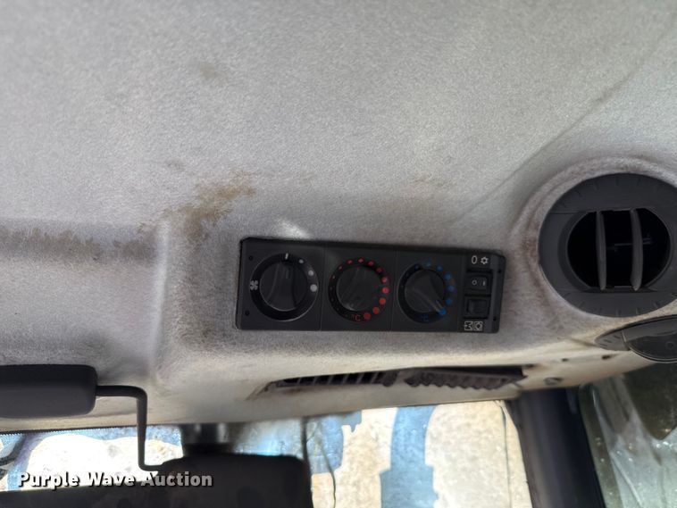 image for item GH9339 2011 Mahindra 8560 MFWD tractor