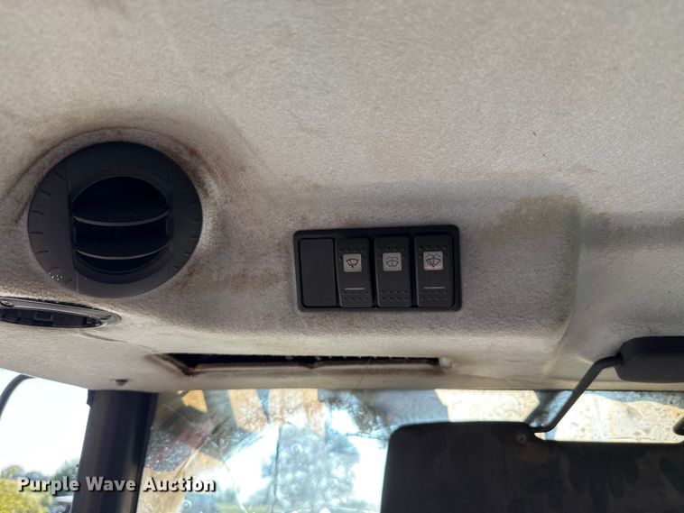 image for item GH9339 2011 Mahindra 8560 MFWD tractor