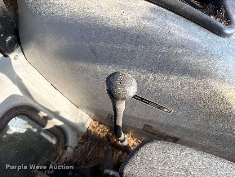 image for item GH9339 2011 Mahindra 8560 MFWD tractor