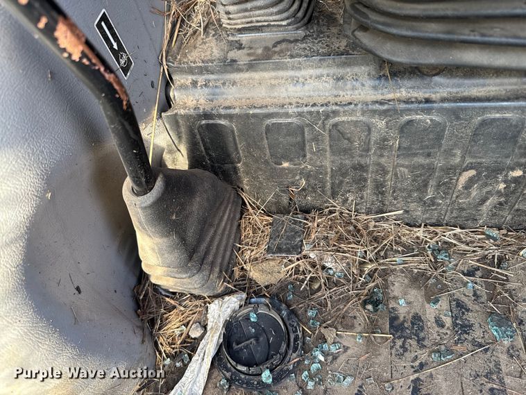 image for item GH9339 2011 Mahindra 8560 MFWD tractor