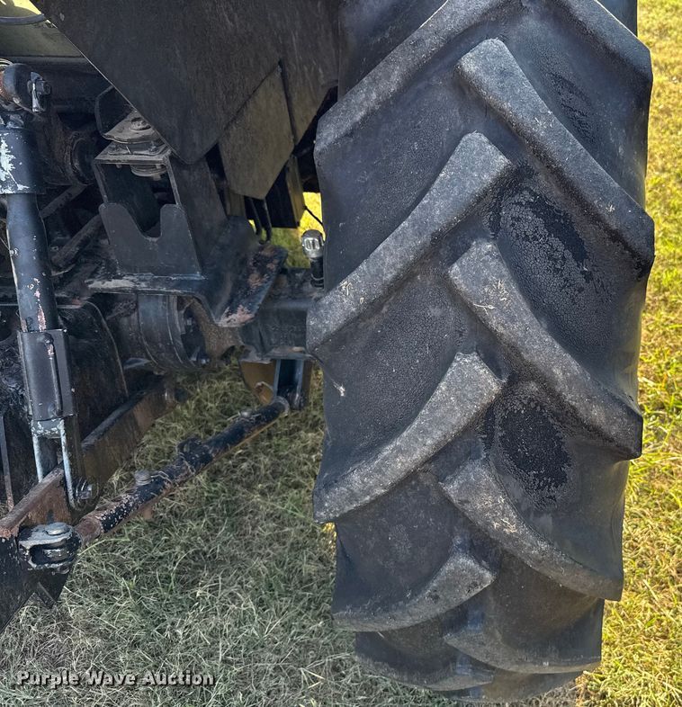 image for item GH9339 2011 Mahindra 8560 MFWD tractor