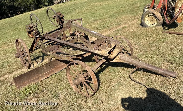 image for item GH9348 Pull type grader