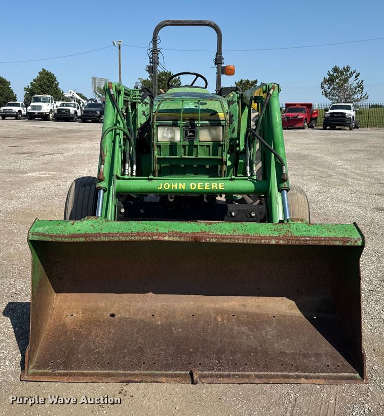 image for item NU9637 1992 John Deere 5200 tractor