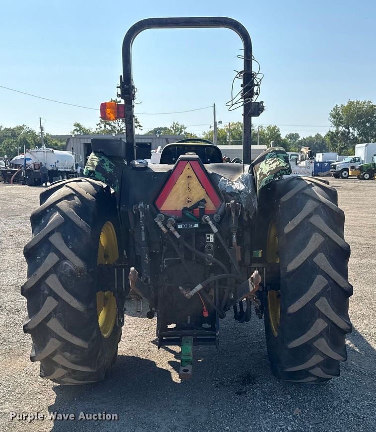 image for item NU9637 1992 John Deere 5200 tractor