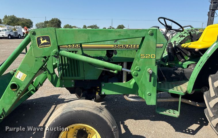 image for item NU9637 1992 John Deere 5200 tractor
