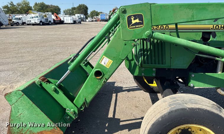 image for item NU9637 1992 John Deere 5200 tractor