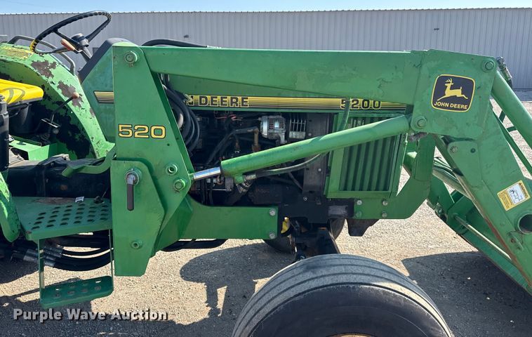 image for item NU9637 1992 John Deere 5200 tractor