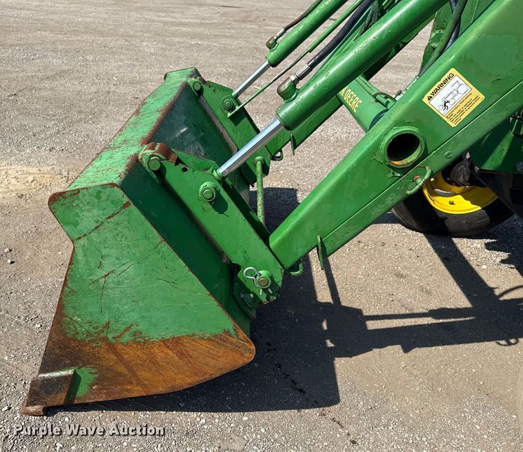 image for item NU9637 1992 John Deere 5200 tractor