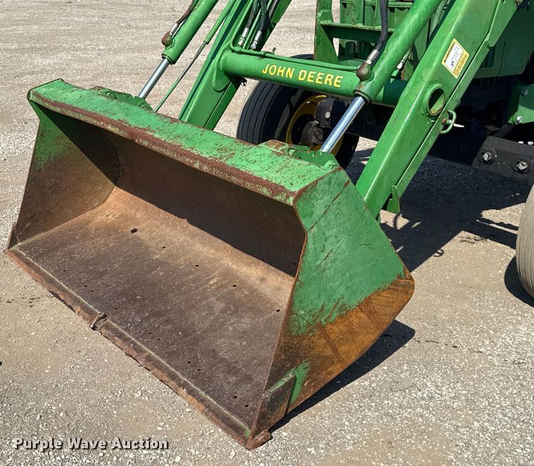 image for item NU9637 1992 John Deere 5200 tractor