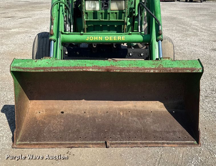 image for item NU9637 1992 John Deere 5200 tractor