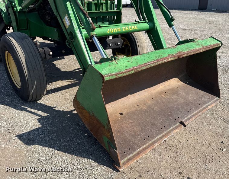 image for item NU9637 1992 John Deere 5200 tractor