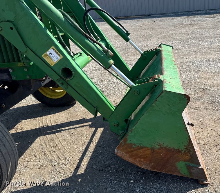 image for item NU9637 1992 John Deere 5200 tractor