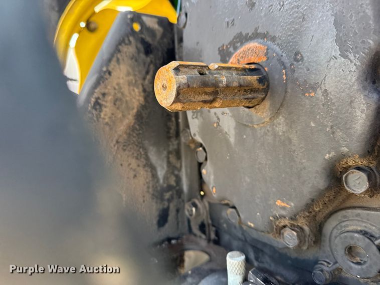 image for item NU9637 1992 John Deere 5200 tractor