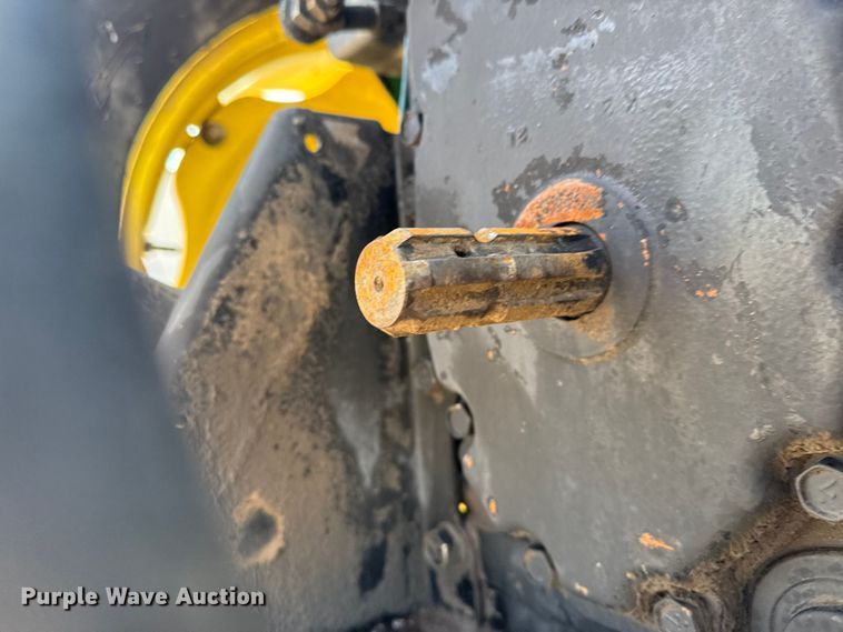 image for item NU9637 1992 John Deere 5200 tractor