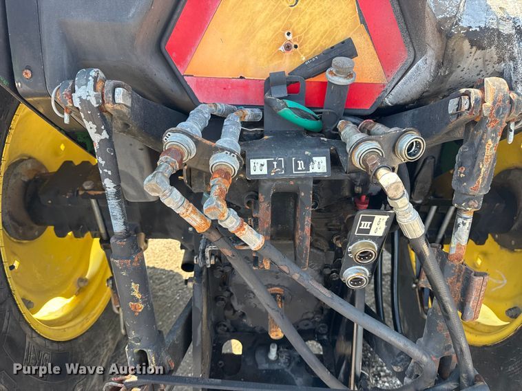 image for item NU9637 1992 John Deere 5200 tractor