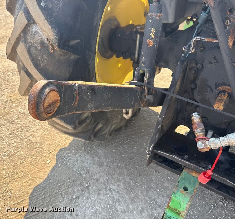 image for item NU9637 1992 John Deere 5200 tractor