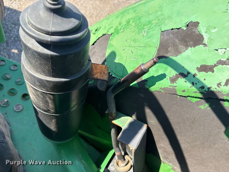 image for item NU9637 1992 John Deere 5200 tractor