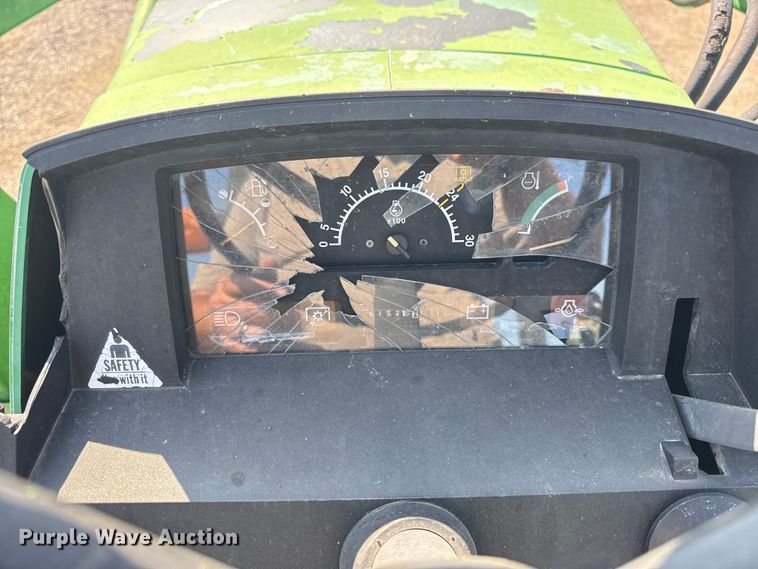 image for item NU9637 1992 John Deere 5200 tractor