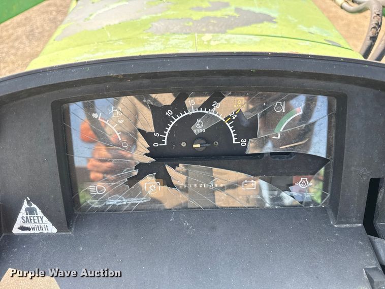 image for item NU9637 1992 John Deere 5200 tractor