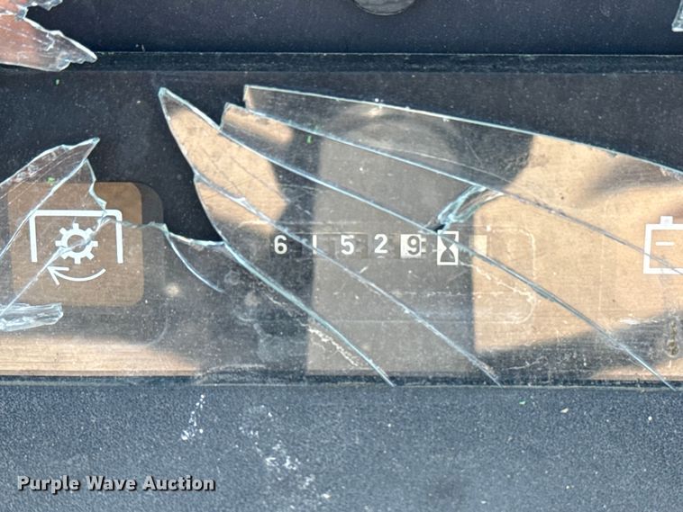 image for item NU9637 1992 John Deere 5200 tractor