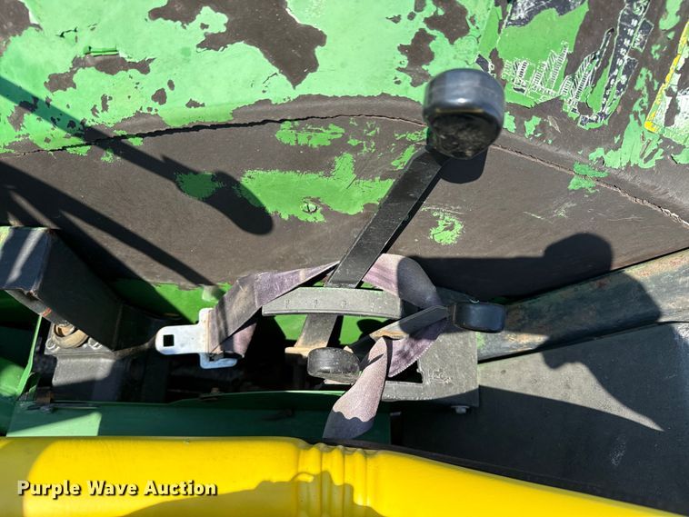 image for item NU9637 1992 John Deere 5200 tractor