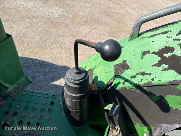 image for item NU9637 1992 John Deere 5200 tractor